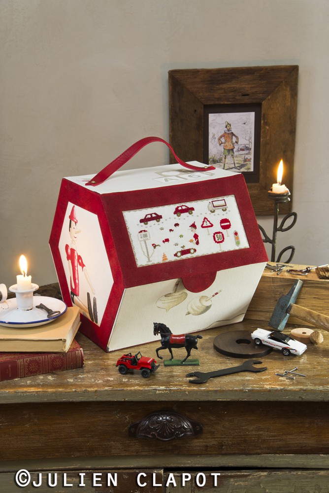 Rangement de petites voitures avec Pinocchio